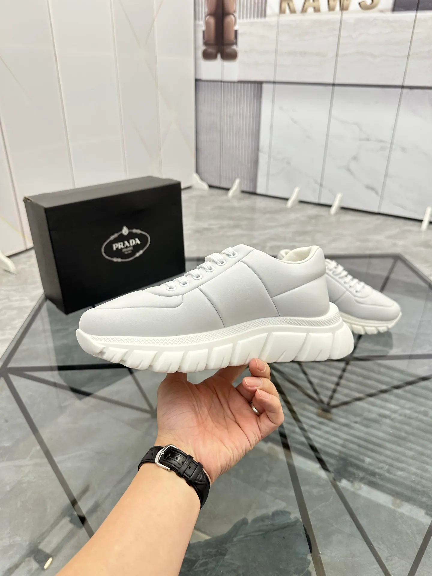 Men's shoes: 💰P460¥ Product trademark: Prada *"Prada*" low-top casual shoes Regular size: 38-44 (can be customized to 45.46) Product materials: imported cowhide upper, sheepskin lining, original outsole. Number: 835